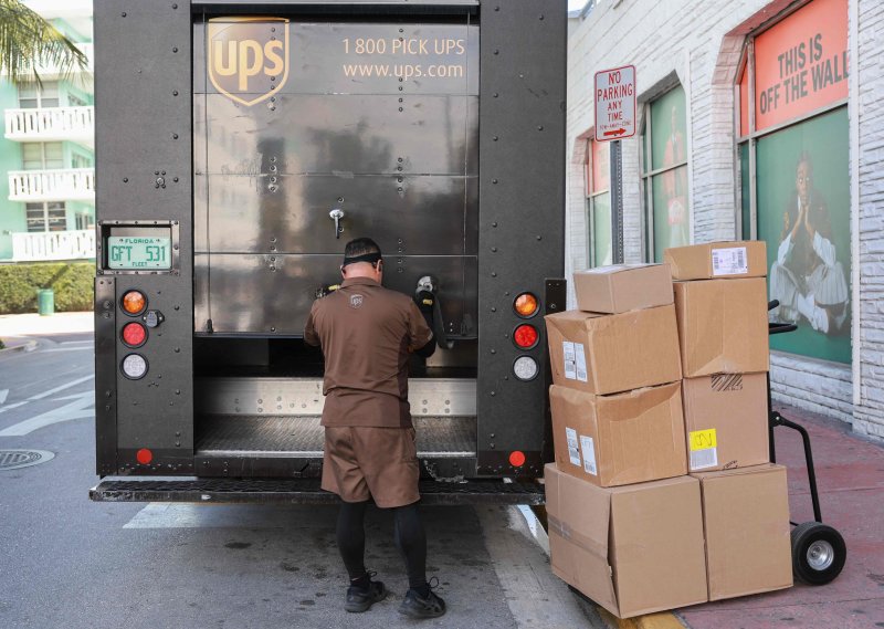 UPS 한 직원이 1월 30일(현지시간) 미국 플로리다 마이애미 해변에서 물건을 배달하고 있다. UPS는 이날 비용을 절감하기 위해 1만2000명을 해고한다고 발표했다. AFP연합뉴스