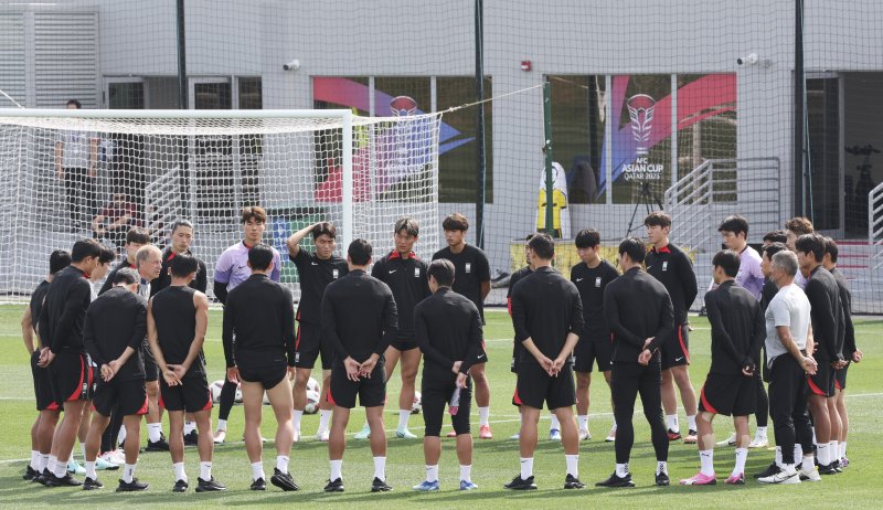 [도하(카타르)=뉴시스] 대한민국 축구대표팀 선수들이 31일(현지시간) 카타르 도하 알 에글라 트레이팅센터에서 회복 훈련을 하고 있다.