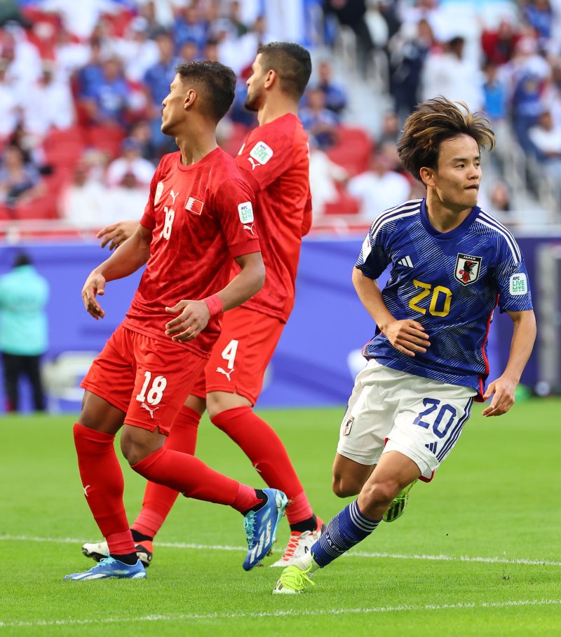 골 성공시키는 구보 (도하=연합뉴스)카타르 도하 앗수마마 스타디움에서 열린 2023 아시아축구연맹(AFC) 아시안컵 16강전 바레인과 일본 경기. 일본 구보 다케후사가 골을 성공시키고 있다.