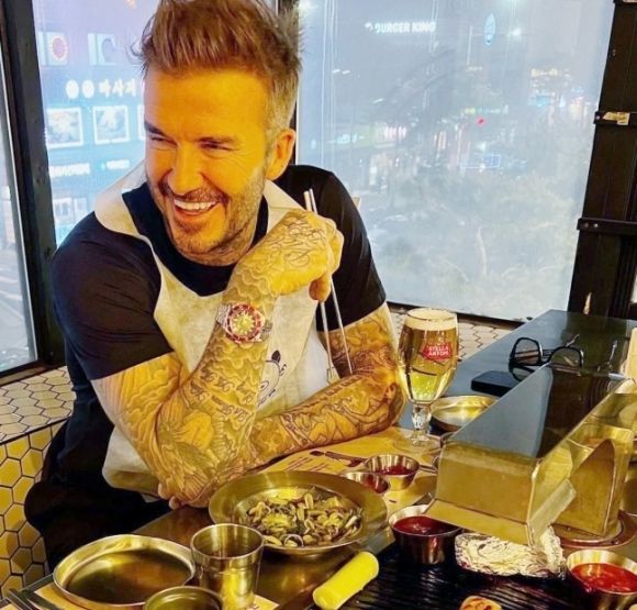 베컴이 서울 중구의 한 식당에서 삼겹살, 돼지껍데기를 먹고 있는 사진을 자신의 인스타그램에 올렸다. 베컴 인스타그램 캡처