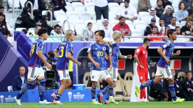 일본 구보 다케후사가 31일(현지시간) 카타르 도하 알투마마 스타디움에서 열린 2023 아시아축구연맹(AFC) 카타르 아시안컵 16강전 바레인과 일본의 경기에서 추가골을 터뜨린 후 동료 선수들과 기뻐하고 있다. 2024.1.31/뉴스1 ⓒ News1 김성진 기자