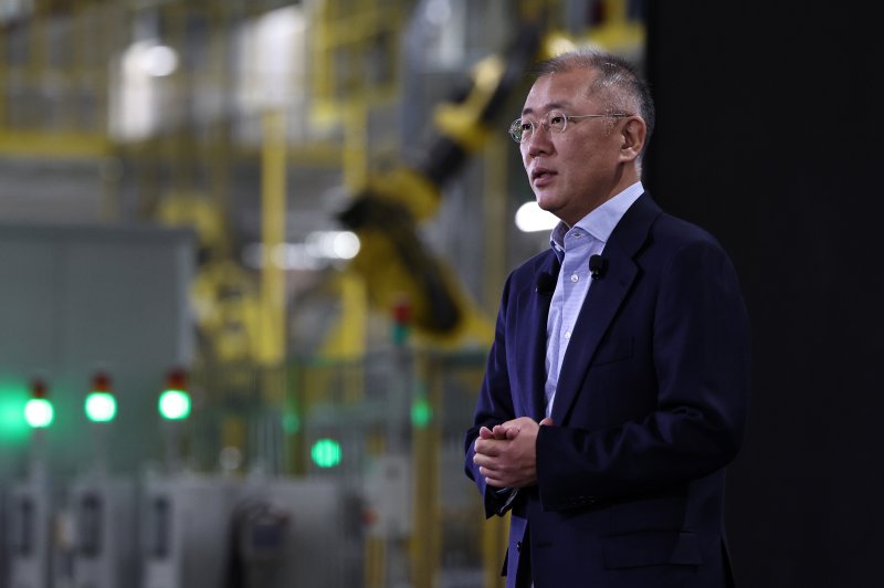 정의선 현대자동차그룹 회장이 3일 오전 경기 광명시 기아오토랜드 광명공장에서 열린 2024 현대차그룹 신년회에서 신년사를 하고 있다. 2024.1.3/뉴스1 ⓒ News1 구윤성 기자