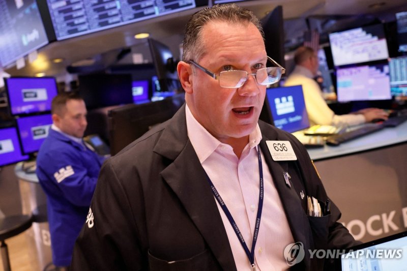 미국 뉴욕 증권시장 NEW YORK, NEW YORK - JANUARY 31: Traders work on the floor of the New York Stock Exchange during morning trading on January 31, 2024 in New York City. Stocks opened up mixed with the Dow Jones up and S & P and Nasdaq opening up low after tech companies posted their quarterly results ahead