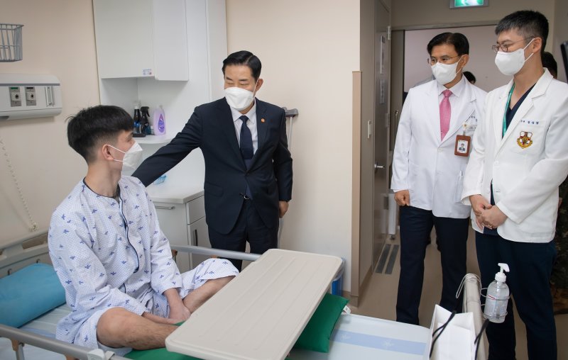 신원식 국방부장관이 지난해 10월 18일 국군수도병원을 방문해 임무수행 중 부상을 입어 치료를 받고 있는 표정호 병장을 만나 쾌유를 기원하고 있다. 국방부 제공