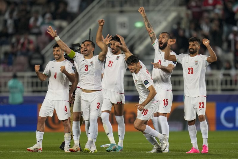[도하=AP/뉴시스] 이란 선수들이 지난달 31일(현지시각) 카타르 도하의 압둘라 빈 할리파 스타디움에서 열린 2023 아시아축구연맹(AFC) 카타르 아시안컵 16강전 시리아와의 경기를 승부차기로 승리한 후 환호하고 있다. 후반 추가시간 1명이 퇴장당한 이란은 시리아와 1-1 무승부를 기록해 승부차기 끝에 5-3으로 승리, 가까스로 8강에 올랐다.