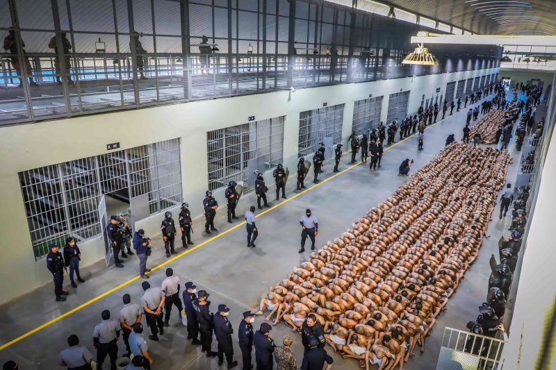 지난해 2월 24일 엘살바도르 테코루카의 테러범 수용센터에서 조직폭력배 수감자들이 줄지어 모여 있다.AFP연합뉴스