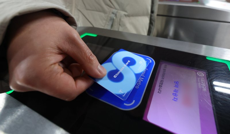 지난달 29일 서울 중구 시청역에서 시민이 기후동행카드를 사용해 지하철을 이용하고 있다. 뉴시스