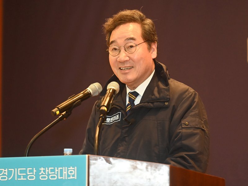 [수원=뉴시스] 김종택 기자 = 이낙연 새로운미래 인재영입위원장이 28일 경기도 수원시 경기아트센터 컨벤션홀에서 열린 새로운미래 경기도당 창당대회에 참석해 축사를 하고 있다. 이날 더불어민주당 탈당파로 구성된 '미래대연합'과 이낙연 전 대표가 주도하는 '새로운미래'가 공동창당하기로 합의하고 다음달 4일 '개혁미래당'(가칭)으로 중앙당 창당대회를 열겠다고 밝혔다. 2024.01.28. jtk@newsis.com /사진=뉴시스