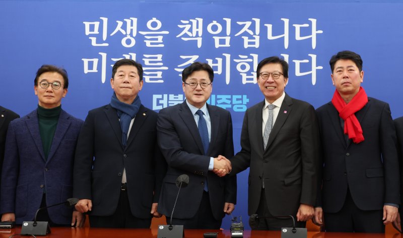 1일 국회를 찾은 박형준 부산시장이 더불어민주당 홍익표 원내대표를 만나 인사하고 있다. 뉴시스 제공