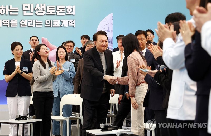 윤석열 대통령, 의료개혁 민생토론 참석 윤석열 대통령, 의료개혁 민생토론 참석 (성남=연합뉴스) 진성철 기자 = 윤석열 대통령이 1일 경기도 성남시 분당서울대병원에서 열린 '국민과 함께하는 민생토론회-여덟 번째, 생명과 지역을 살리는 의료개혁'에 입장하며 참석자들과 악수하고 있다. 2024.2.1 [대통령실통신사진기자단] zjin@yna.co.kr (끝)