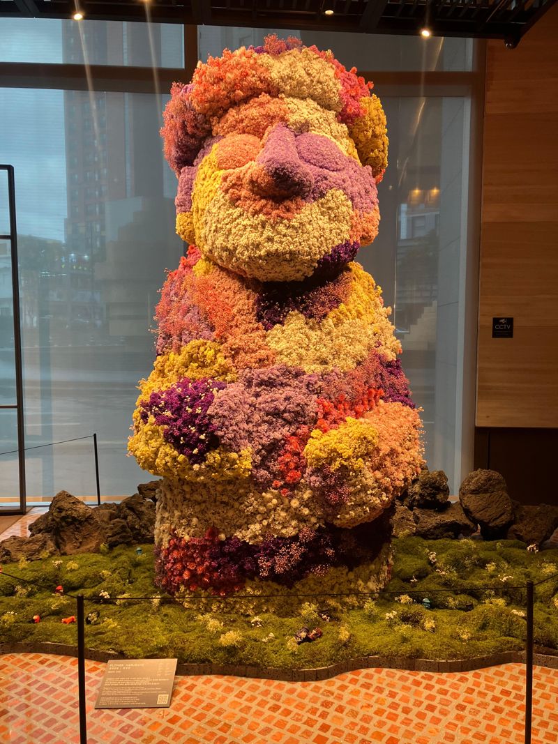 메인 로비 프런트 존에 설치된 꽃하르방 조형물은 1만 송이 생화로 만들어 제주의 자연과 하르방의 푸근한 기운을 전달한다.