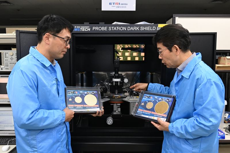한국전자통신연구원 문재경 박사(오른쪽)와 한국세라믹기술원 전대우 박사가 공동연구 개발한 산화갈륨 에피소재와 모스펫(MOSFET) 소자에 관해 논의하고 있다. ETRI 제공