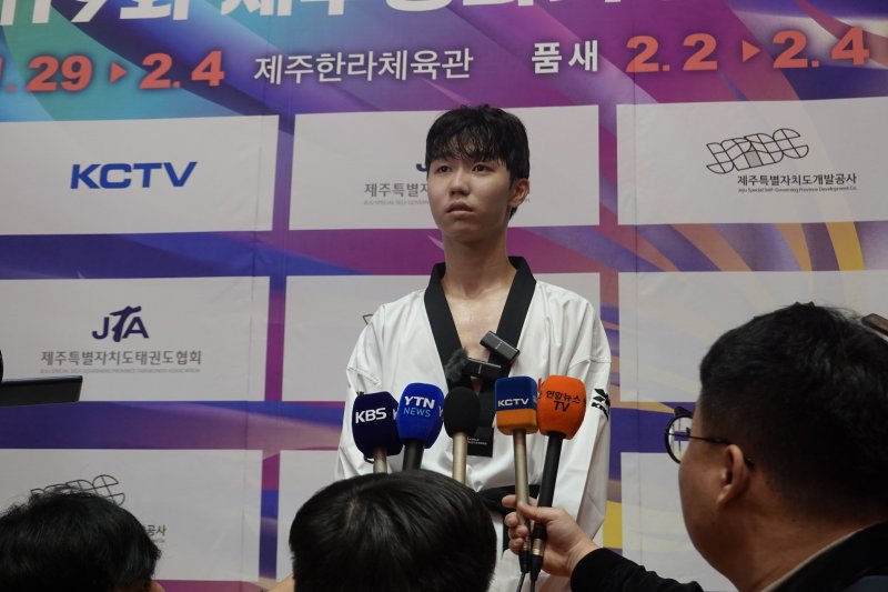 박태준이 1일 제주 한라체육관에서 열린 파리올림픽 남자 태권도 58㎏급 선발전 경기(3판2선승제)에서 장준을 꺾은 뒤 취재진과 인터뷰 하는 모습.ⓒ 뉴스1