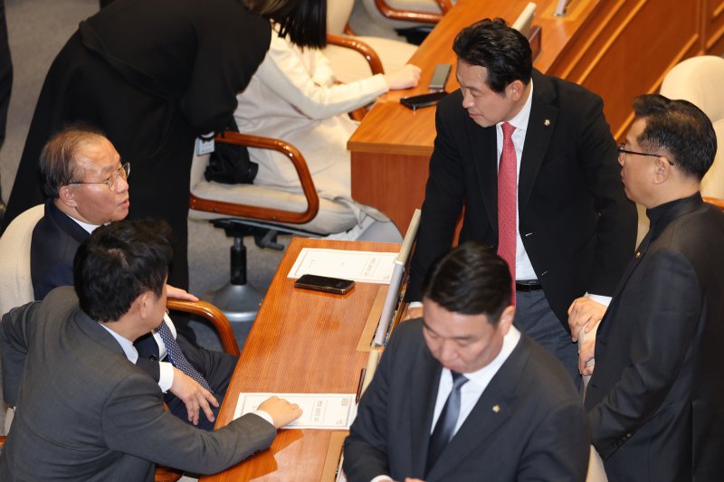 대화 중인 윤재옥 원내대표 (서울=연합뉴스) 한상균 기자 = 국민의힘 윤재옥 원내대표가 1일 국회 본회의에서 의원들과 대화하고 있다. 2024.2.1 xyz@yna.co.kr (끝)