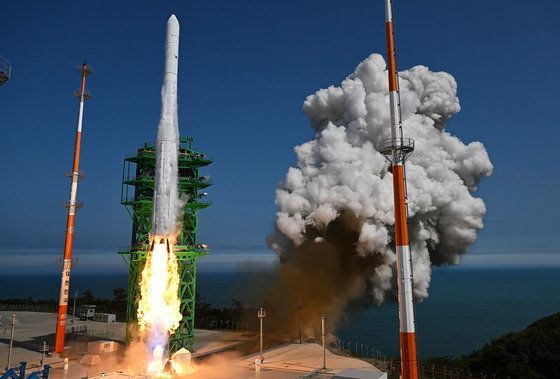 순수 국내 기술로 제작된 한국형 최초 우주발사체 ‘누리호’(KSLV-Ⅱ)‘가 지난해 6월 21일 전남 고흥군 나로우주센터에서 발사되고 있다. 뉴스1