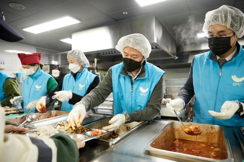 지난 1월 31일 경기 성남에 위치한 노숙인 무료 급식소 ‘안나의집’에서 허희수 SPC그룹 부사장(오른쪽 두번째)과 임직원들이 배식 봉사활동을 진행하고 있다.