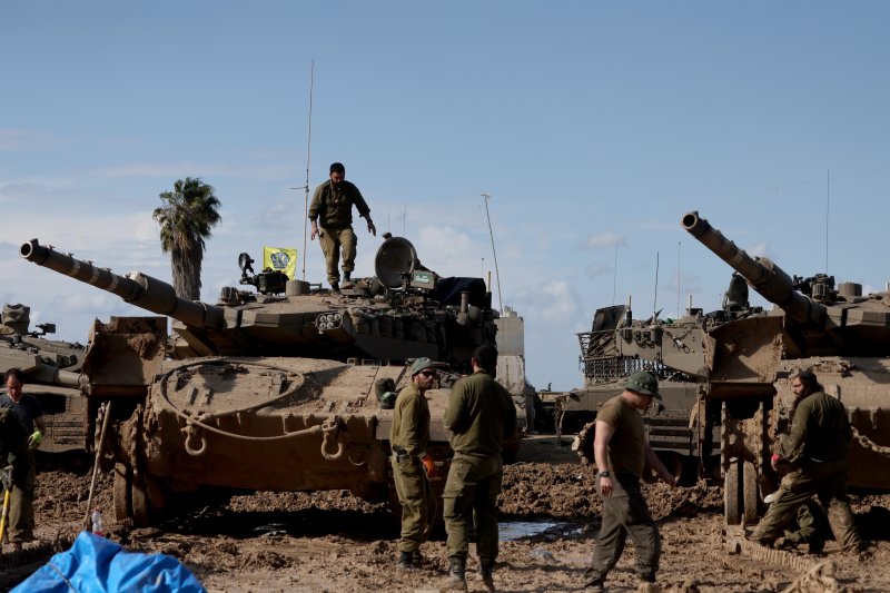 1일(현지시간) 팔레스타인 가자지구와 인접한 이스라엘 남부 국경에서 이스라엘 전차 부대원들이 전차를 정비하고 있다.EPA연합뉴스