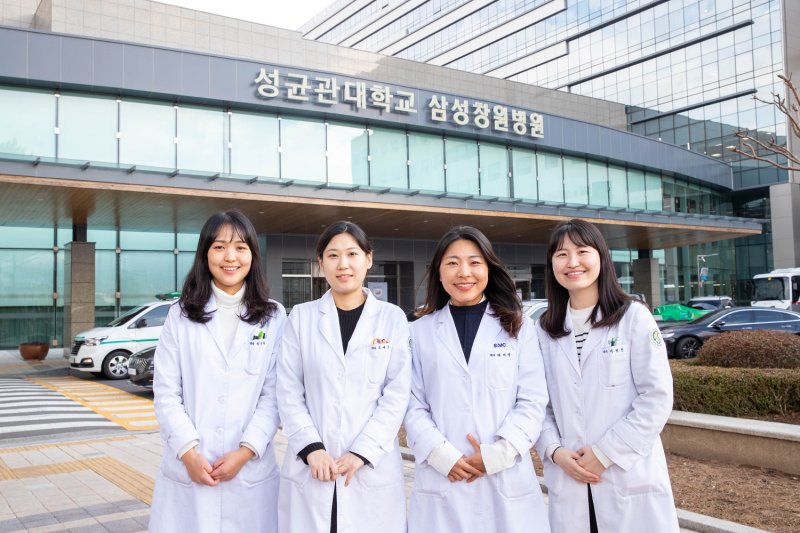 [창원=뉴시스]좌측부터 삼성창원병원 약제팀 정춘화, 조예슬, 배미영, 이정언 약사.2024.02.02.(사진=삼성창원병원 제공) photo@newsis.com *재판매 및 DB 금지