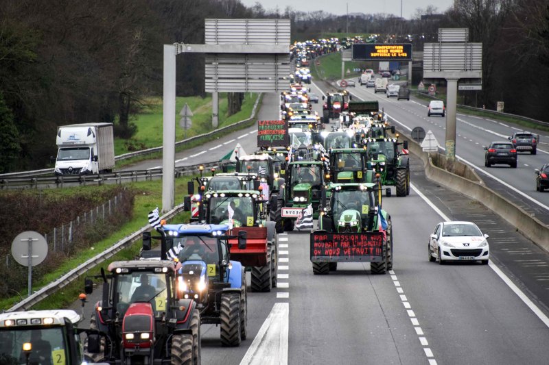 1일(현지시간) 프랑스 서부 렌의 순환도로에 농민들이 운전하는 트랙터들이 달리고 있다.AFP연합뉴스