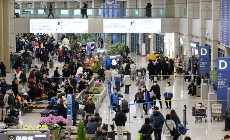 지난 1월 16일 인천국제공항 제1여객터미널이 입국장이 공항 이용객들로 북적이고 있다. 뉴시스