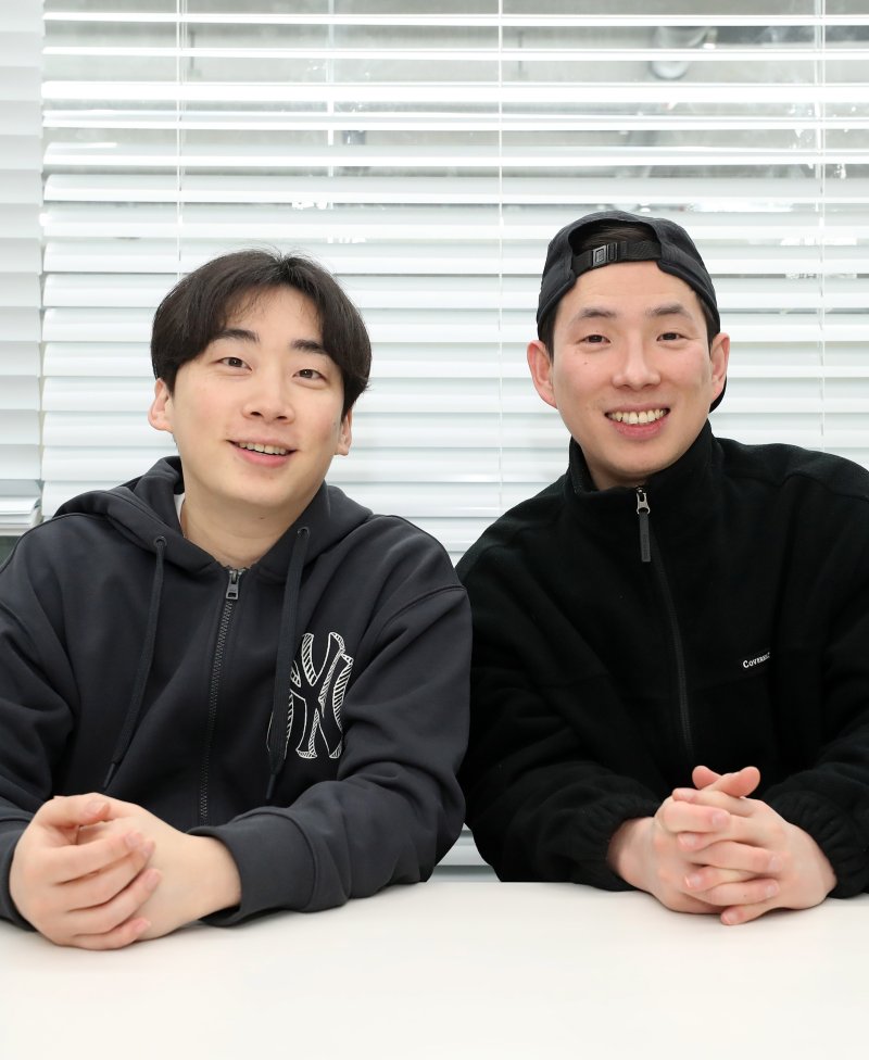 [서울=뉴시스] 김혜진 기자 = 코미디 유튜브 크리에이터 '싱글벙글' 팀 김두현, 최지명이 지난달 19일 서울 마포구 인근에서 뉴시스와 인터뷰에 앞서 포즈를 취하고 있다. 2024.02.02. jini@newsis.com