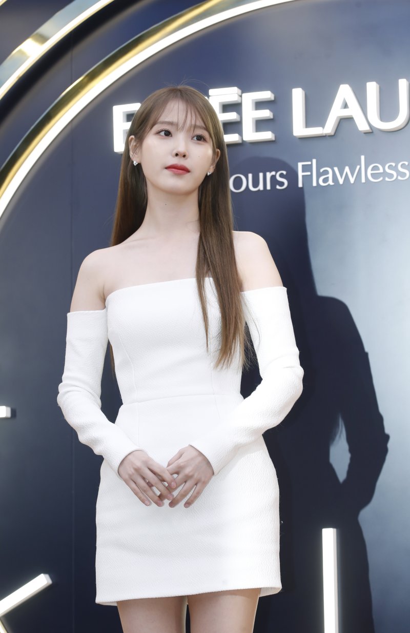 가수 아이유가 1일 오후 서울 성수동에서 진행된 한 메크업 브랜드의 팝업 스토어 오픈 행사에서 포즈를 취하고 있다. ⓒ News1 권현진 기자