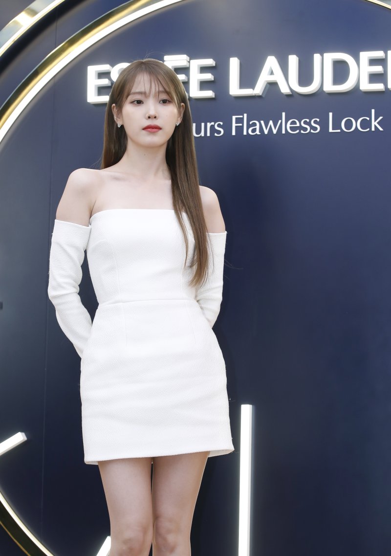 가수 아이유가 1일 오후 서울 성수동에서 진행된 한 메크업 브랜드의 팝업 스토어 오픈 행사에서 포즈를 취하고 있다. ⓒ News1 권현진 기자