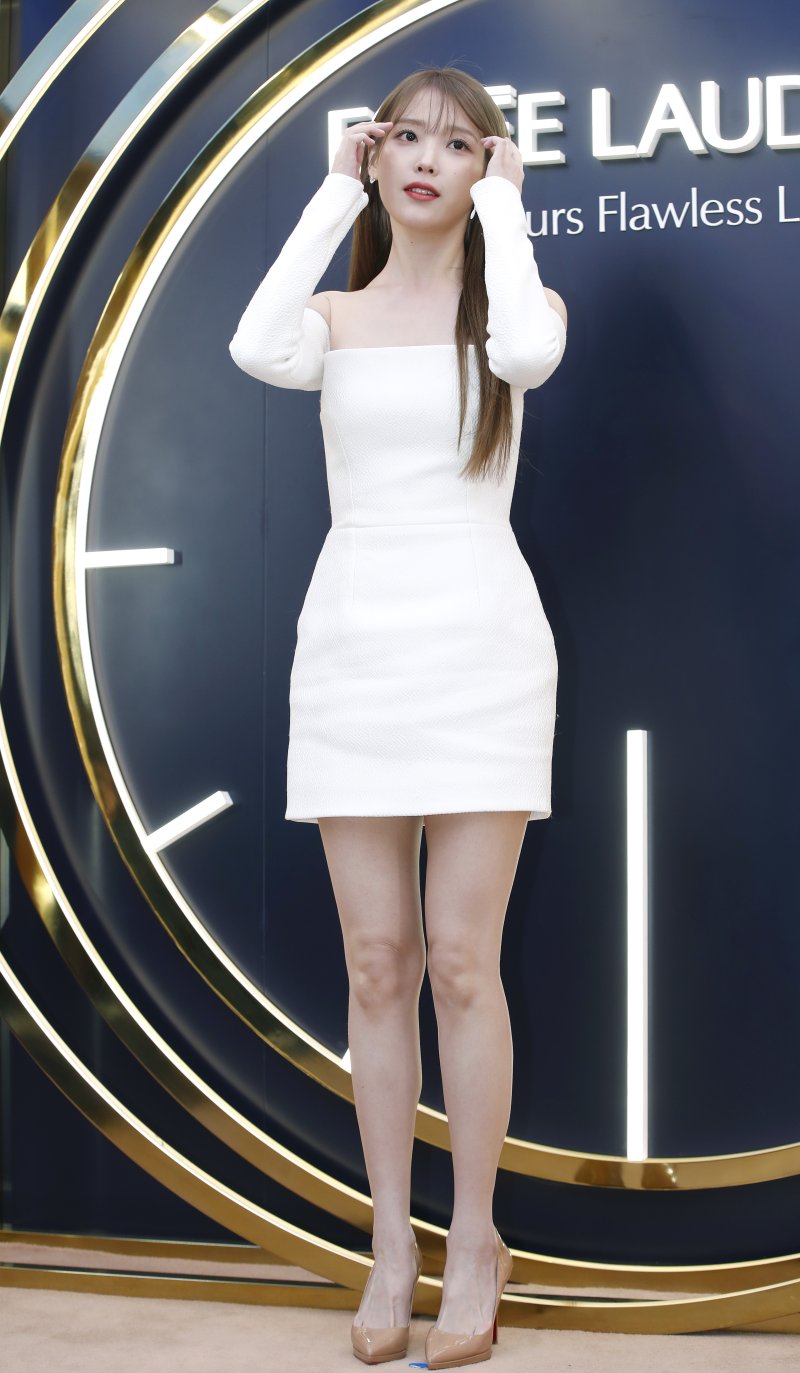 가수 아이유가 1일 오후 서울 성수동에서 진행된 한 메크업 브랜드의 팝업 스토어 오픈 행사에서 머리카락을 정리하고 있다. ⓒ News1 권현진 기자