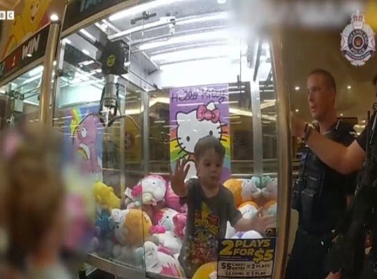 인형뽑기 기계 안에 갇힌 아이…무사히 구조