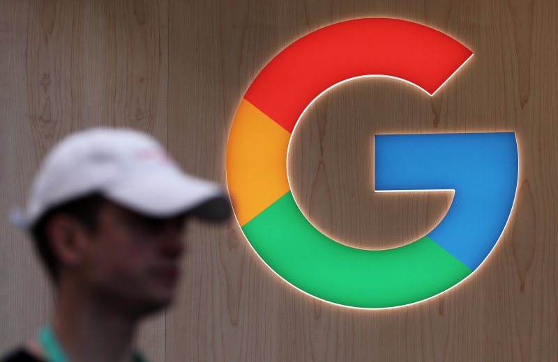 9일(현지시간) 미국 네바다주 라스베이거스 컨벤션센터에서 열린 국제가전전시회 'CES 2020'(Consumer Electronics Show) 구글 부스에서 한 관람객이 구글 로고 앞을 지나고 있다. 2020.1.10/뉴스1 ⓒ News1 오대일 기자