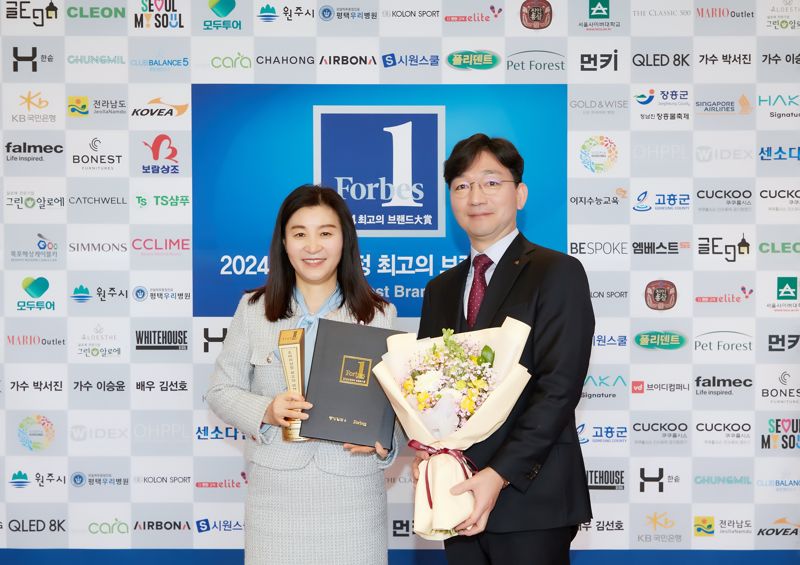 서울사이버대학교 이은주 총장(좌측)과 구국모 부총장이 2024 소비자선정 최고의 브랜드대상 수상 후 기념사진을 찍는 모습