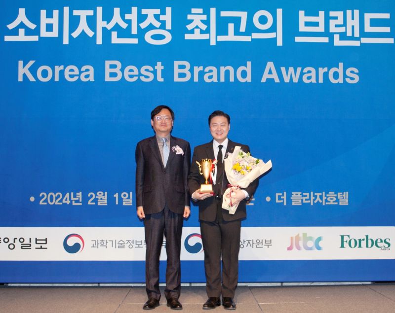지난 1일 최준호 형지엘리트 부회장(오른쪽)이 서울 플라자호텔에서 열린 '2024 소비자선정 최고의 브랜드 대상' 시상식에서 학생복 부문 대상을 수상하고 기념 사진을 촬영하고 있다.