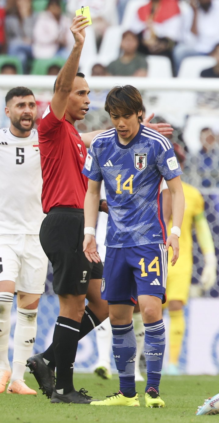 [알라이얀(카타르)=뉴시스] 김근수 기자 = 19일(현지시간) 카타르 알라이얀 에듀케이션 시티 스타디움에서 열린 2023 AFC 아시안컵 D조 조별예선 2차전 이라크와 일본의 경기, 전반 일본 이토 준야가 옐로카드를 받고 있다. 2024.01.19. ks@newsis.com