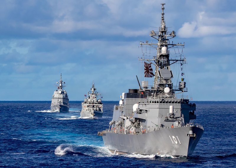 지난 2021년 8월 27일 미국령 괌 인근에서 일본 해상자위대 함선(오른쪽 첫번째)과 인도 및 호주 해군 함정이 연합 훈련을 위해 나란히 항해하고 있다.AP연합뉴스