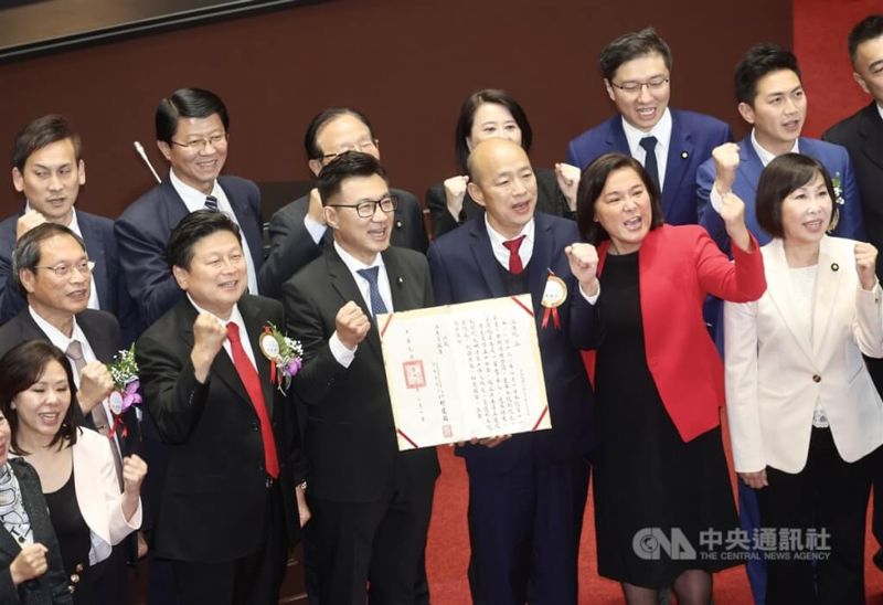 국민당의 한궈위(앞줄 오른쪽 3번째) 후보가 1일 대만 입법원장에 선출된 뒤 당선증을 펼쳐 보이면서 동료 의원들과 함께 구호를 외치고 있다. 대만 중앙통신 웹사이트 캡처