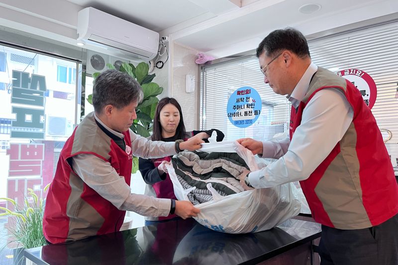 지난 1일 부산 서구에서 롯데건설 샤롯데 봉사단원들이 어르신 대상 세탁서비스 지원 봉사에 참여하고 있다. 롯데건설 제공