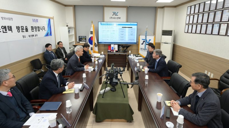 [대전=뉴시스]엄동환 방위사업청장이 2일 네스엔텍을 방문, 방산혁신기업100 사업에 대해 설명하고 있다. (사진=방사청 제공) 2024. 02. 02 *재판매 및 DB 금지