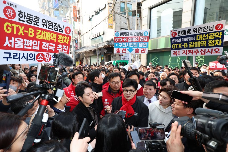 한동훈 국민의힘 비상대책위원장이 2일 오후 경기 구리전통시장을 방문한 뒤 취재진 질문에 답하고 있다. 2024.02.02. /사진=뉴시스화상