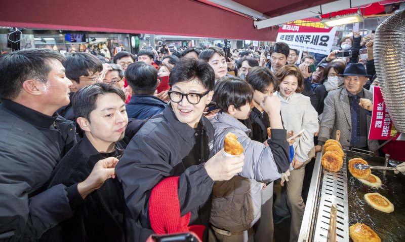 [구리=뉴시스] 권창회 기자 = 한동훈 국민의힘 비상대책위원장이 2일 오후 경기도 구리시 구리전통시장을 방문해 상인과 대화하고 있다. (공동취재) 2024.02.02..사진=뉴시스