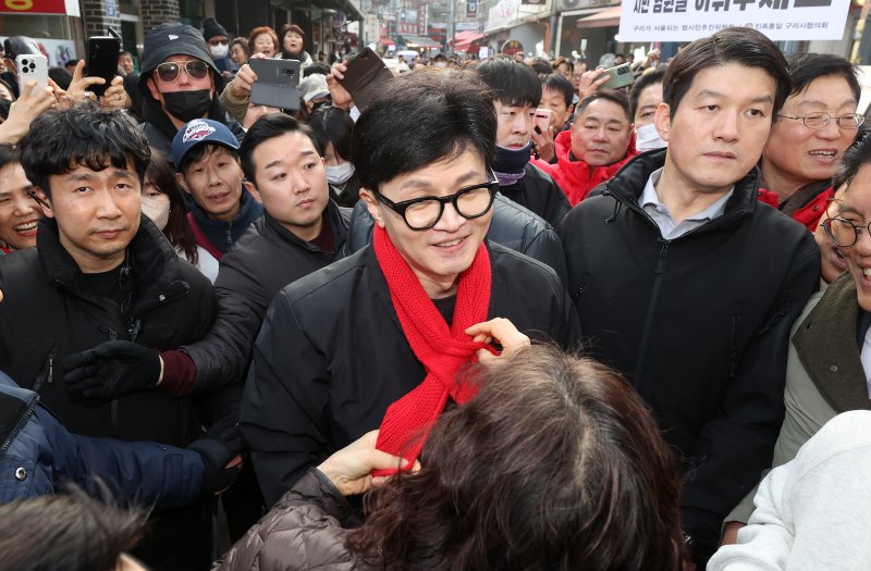 국민의힘 한동훈 비상대책위원장이 설 연휴를 일주일 앞둔 2일 오후 경기 구리시 구리전통시장을 방문해 한 시민으로부터 목도리를 선물 받고 있다. 2024.2.2 [공동취재] /사진=연합뉴스