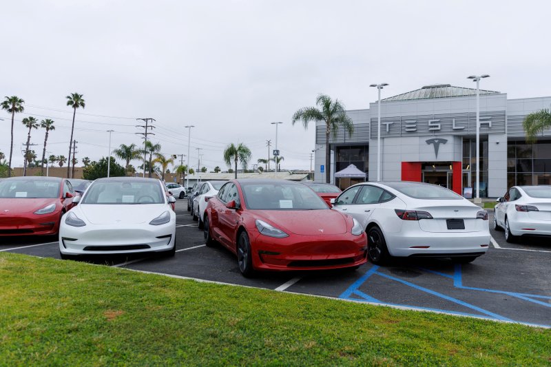 지난해 5월 22일 미국 캘리포니아주 롱비치의 테슬라 매장에 전시된 '모델 3' 차량들.로이터뉴스1