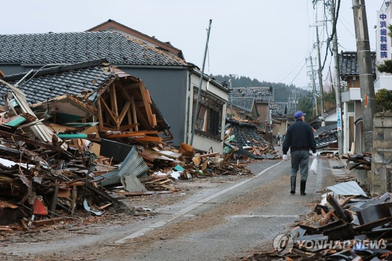 지난 1월 발생한 노토반도 지진 피해 잔해가 여전히 널브러져 있다. 연합뉴스
