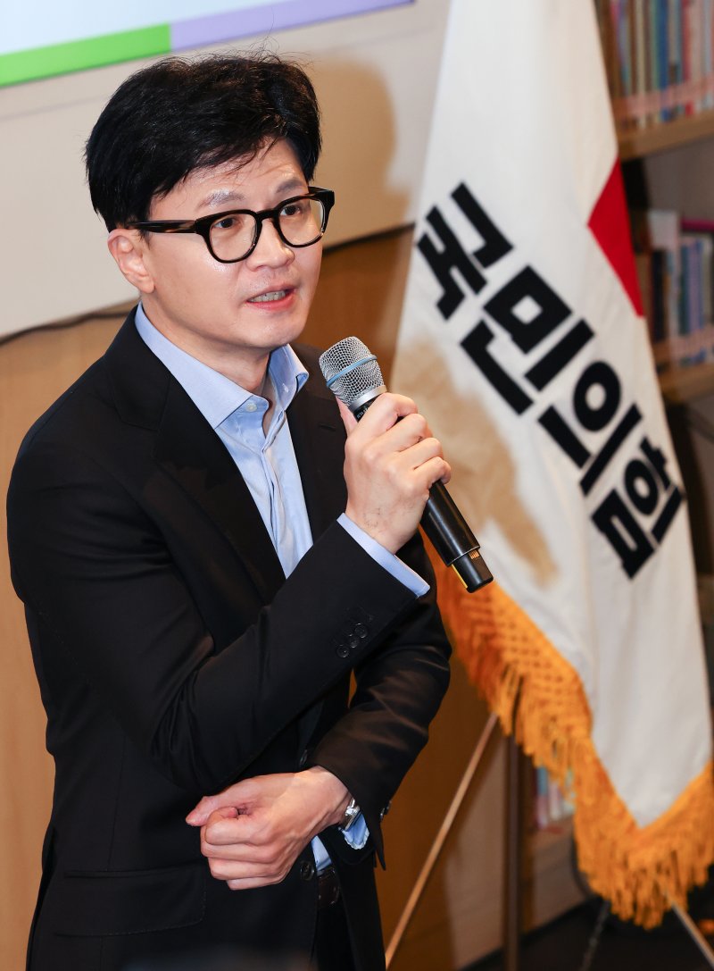 [서울=뉴시스]최진석 기자 = 한동훈 국민의힘 비상대책위원장이 2일 서울 송파구 송파책박물관에서 열린 국민의힘 송파을 당원 가족과 함께하는 2024 설날맞이 희망콘서트에 참석해 축사하고 있다. 2024.02.02. myjs@newsis.com