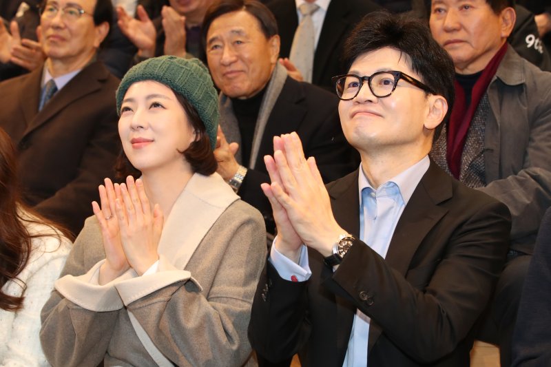 한동훈 국민의힘 비대위원장과 피습 사건 이후 8일 만에 공개 활동에 나선 배현진 의원이 2일 오후 서울 송파구 송파책박물관에서 열린 2024 설날 맞이 희망콘서트에 참석해 손뼉 치고 있다. 2024.2.2/뉴스1 ⓒ News1 이광호 기자