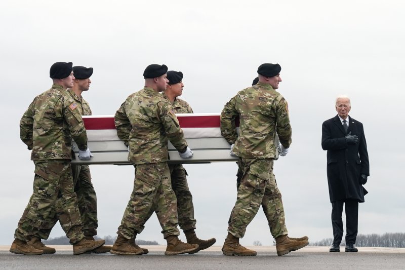 미국이 요르단 전초기지 피습에 따른 이란에 대한 보복공격을 개시해 이란의 지원을 받는 시리아와 이라크 무장세력들에 대한 공습을 2일(현지시간) 시작했다. 조 바이든(오른쪽) 미국 대통령이 이날 델라웨어주 도버공군기지에서 요르단 전초기지 피습으로 사망한 군인의 운구 행렬에 예를 표하고 있다. AP뉴시스