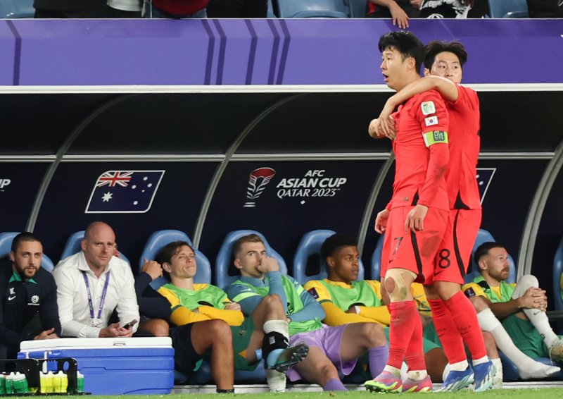 [알와크라(카타르)=뉴시스] 김근수 기자 = 2일(현지시간) 카타르 알와크라 알자누브 스타디움에서 열린 2023 AFC 카타르 아시안컵 8강전 호주 대 대한민국의 경기에서 연장 전반 대한민국 손흥민이 프리킥 역전골을 넣고 이강인과 기뻐하고 있다. 2024.02.03. ks@newsis.com