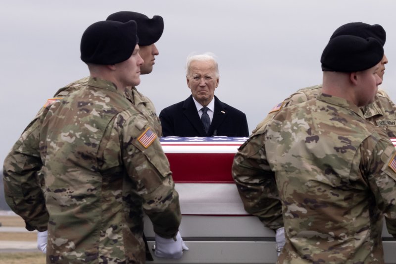 미국의 조 바이든 대통령(가운데)이 2일(이하 현지시간) 미 델라웨어주 도버 공군기지에서 지난달 27일 요르단에서 친이란 조직의 공격으로 사망한 미군 병사의 관이 도착하는 모습을 지켜보고 있다.EPA연합뉴스