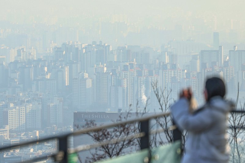 서울 중구 남산에서 바라본 도심이 뿌옇게 흐린 모습을 보이고 있다. 사진=뉴스1