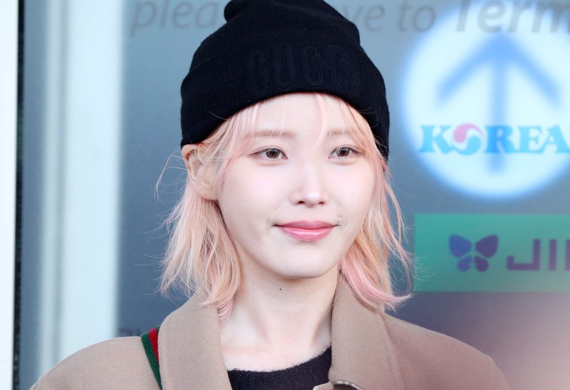 [인천공항=뉴시스] 김혜진 기자 = 가수 아이유가 구찌 2024 F/W 남성 패션쇼 참석을 위해 11일 오후 인천국제공항을 통해 이탈리아 밀라노로 출국하고 있다. 2024.01.11. jini@newsis.com