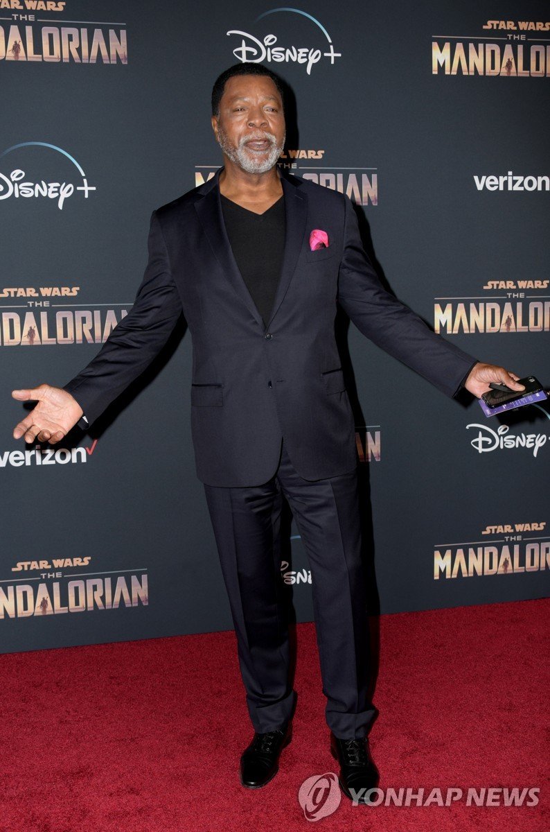 별세한 배우 칼 웨더스 epa07994710 US actor Carl Weathers arrives at the premiere of the Disney Plus web television series 'The Mandalorian' at El Capitan Theatre in Los Angeles, California, USA, 13 November 2019. EPA/CHRISTIAN MONTERROSA